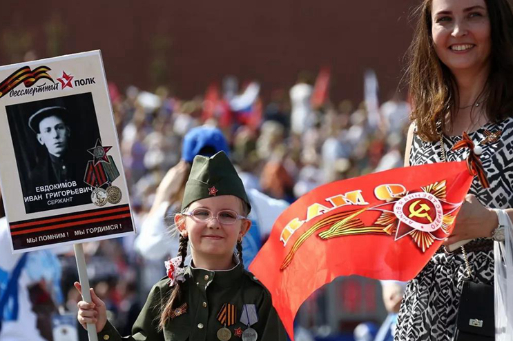 圖集 | 俄總統普京舉父親照片參加“不朽軍團”游行