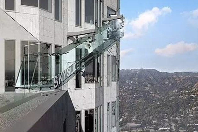 全球最刺激的透明懸浮300米高空滑梯建在最高的摩天大樓