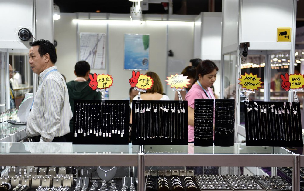 圖集 | 六月香港珠寶展揭幕 商家推手機支付吸客