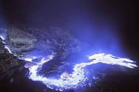 印尼一座“藍色火山”點亮了夜空