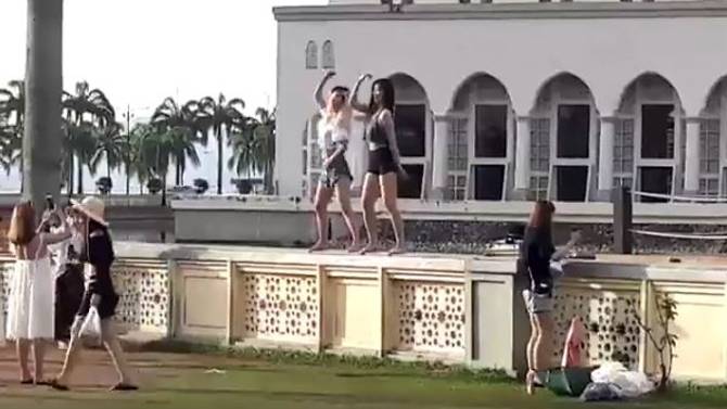 2名中國女游客在大馬清真寺前拍熱舞視頻被遣返
