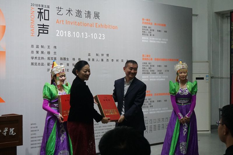 著名收藏家张晓威先生向艺术学院捐赠由文物出版社出版的中国唐卡文化研究中心丛书作为文化部对外交流的学术专著匝嘎利.jpg