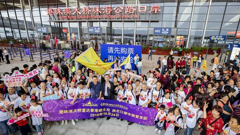 港珠澳大橋首日通車時，旅客率先經大橋到訪香港迪士尼，感受「快行慢玩」度假新體驗.jpg