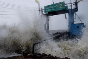 熱帶風暴登陸泰國 上萬遊客被困海島