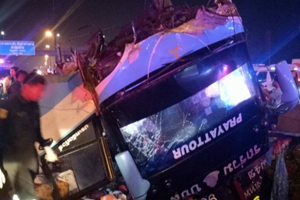 泰國一觀光巴士翻車 致6死50傷