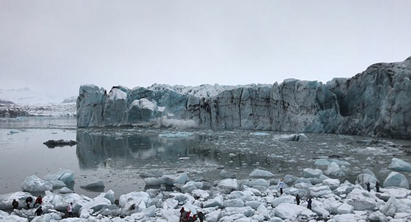 冰島冰川崩裂激起巨浪 湖濱遊客受驚紛紛逃命