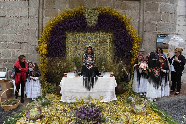 西班牙慶祝傳統瑪雅節 少女祭壇靜坐數小時