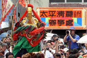 香港長洲舉行太平清醮 飄色巡遊吸引人