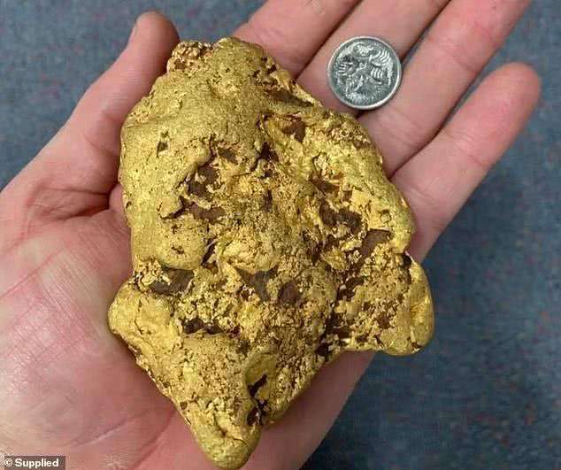 澳大利亞男子掘到1.4公斤金塊 市值約10萬澳元 
