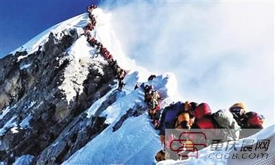 珠峰大擁堵致多人遇難 登頂者：現場像個動物園一樣 