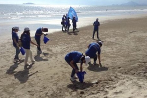 慶祝海洋節 日本志願者展開海邊「淨灘」行動