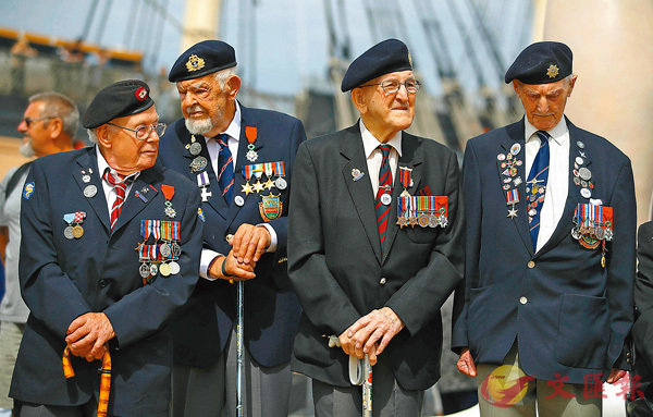 ■一眾參與諾曼第登陸戰役老兵昨日出席紀念活動。  美聯社