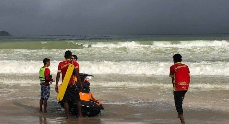 兩外籍游客在泰國普吉海滩被海浪卷走