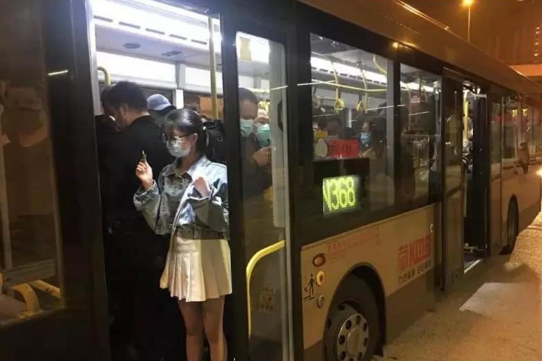 香港巴士缩减班次，车内人挤人， 乘客惊恐染疫