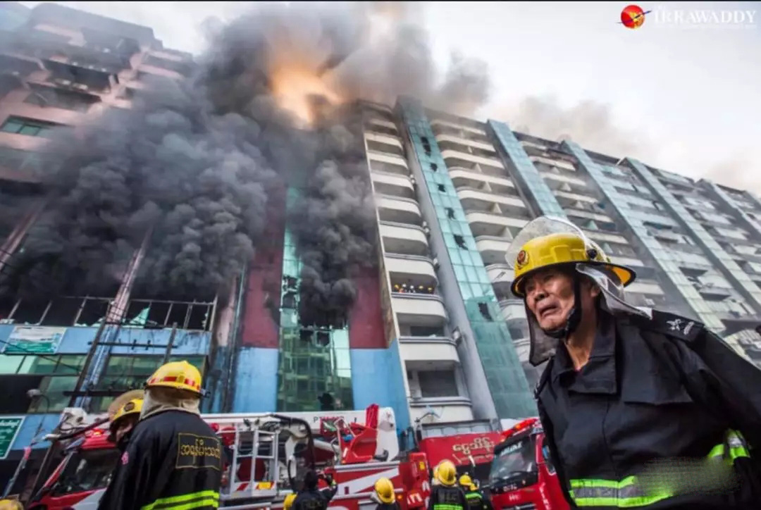 延燒四小時！緬甸仰光12層高大樓发生大火