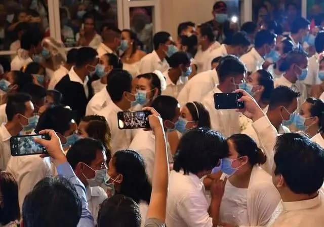 數百菲律賓新娘新郎戴口罩集體結婚，隔口罩接吻