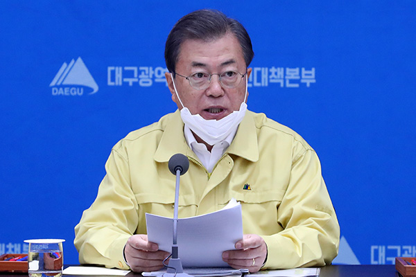 韓國總統文在寅曾和確診患者接觸共同出席活動