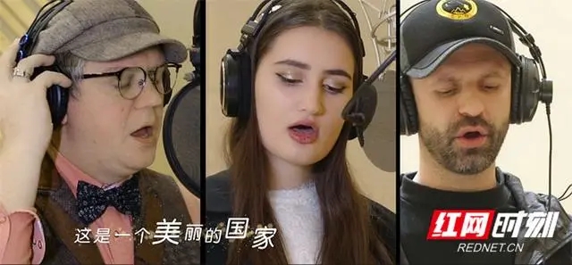 張家界：烏克蘭籍藝術家寫歌聲援“戰疫” 現學中文歌詞發音演唱
