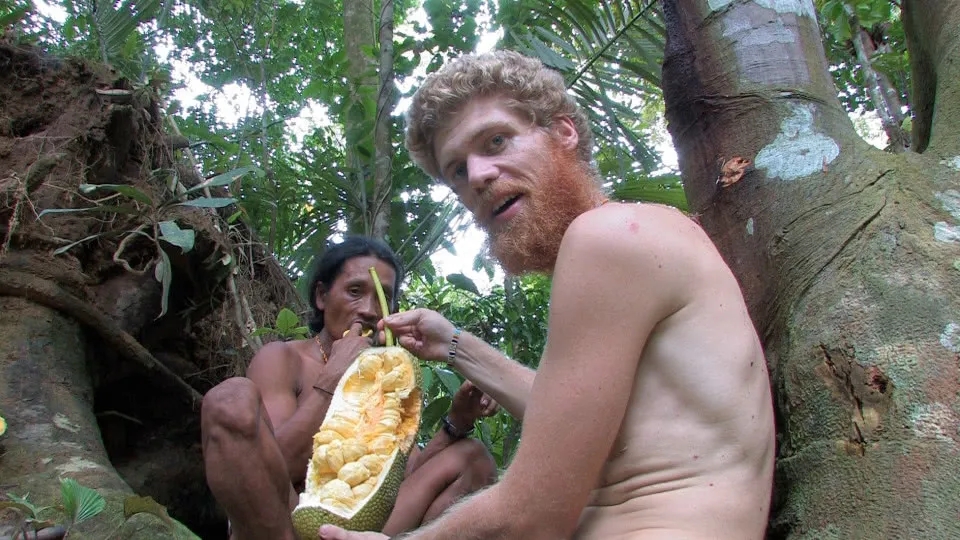 挪威工程師前往印尼部落生活，靠猴子和蝙蝠為食，如今拍成紀錄片