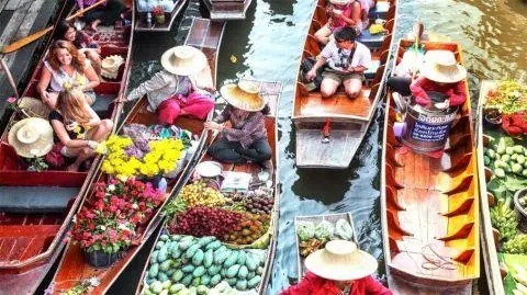 泰國人氣最旺的水上市場，商品種類五花八門，絕對會讓你挑花眼