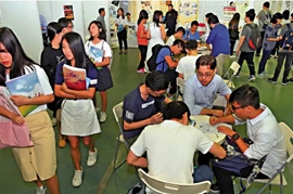 暴疫夾擊之下，香港大學生也遭殃