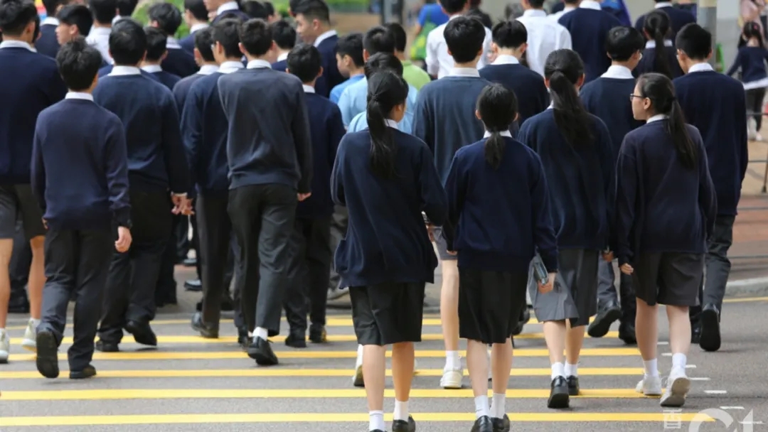 疫情緩解，香港中小學分階段複課，具體安排在此