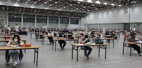 韓國舉辦大型室內考試，1100人同時參加