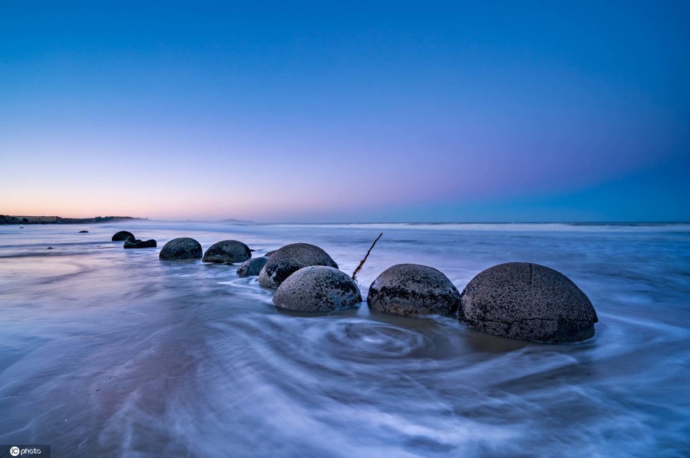 大自然的饋贈！新西蘭摩拉基海灘看大圓石鬼斧神工