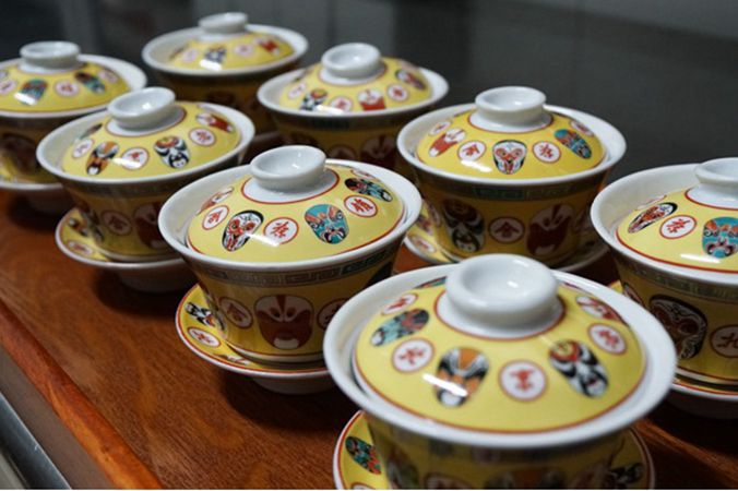 一名景德鎮陶瓷藝人與老舍茶館的蓋碗情緣