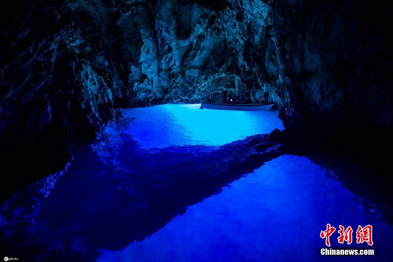 克羅地亞藍洞神秘莫測 遊客乘船觀賞