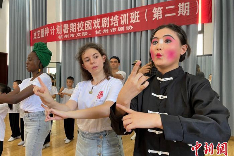 “洋學生”進杭州鄉村：學睦劇跳竹馬 著迷中國傳統文化