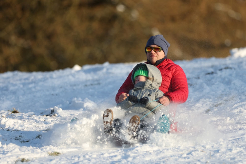 英國諾森伯蘭郡遭遇嚴寒 民眾滑雪嗨翻天