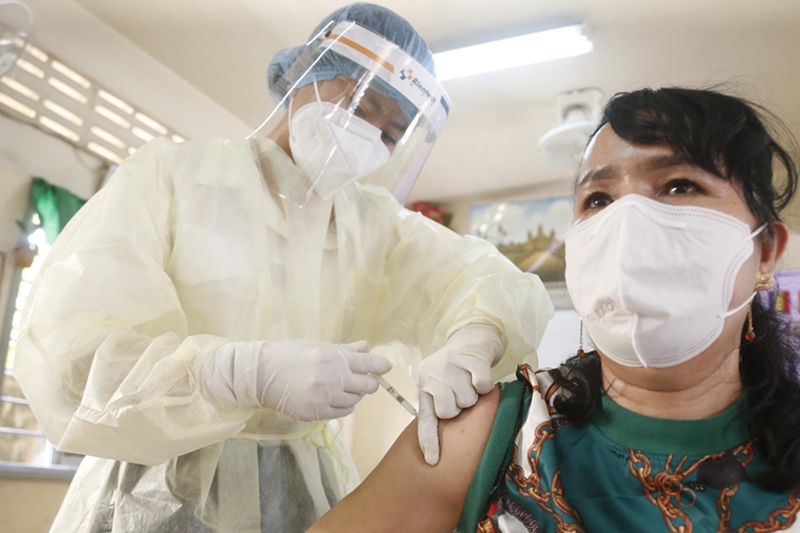 奧密克戎病例激增 柬埔寨加速疫苗接種
