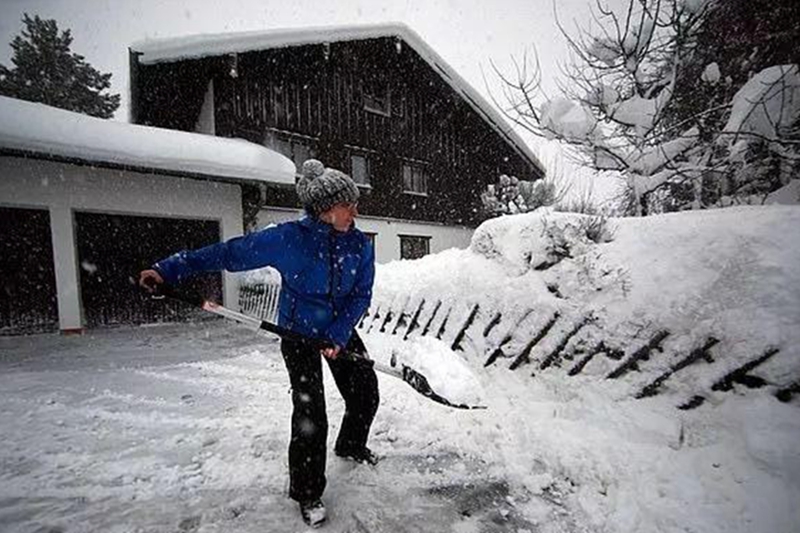 希臘遭暴雪侵襲交通癱瘓停課停電，當局發緊急警報