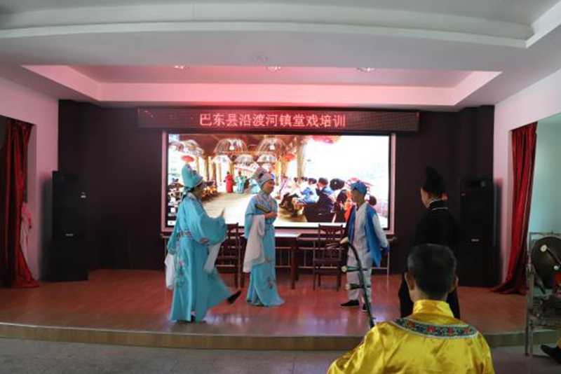 中國湖北巴東 讓非遺傳承人“手把手”教年輕人