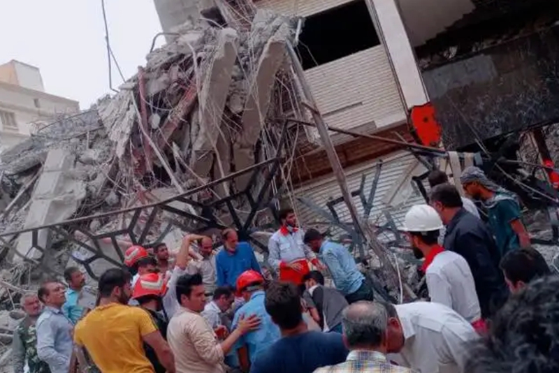 伊朗10層建築物倒塌現場：80人仍被困瓦礫下 承包商已被捕