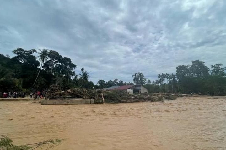山洪暴發釀至少三死近1500人受災 吉打華玲進入緊急狀態