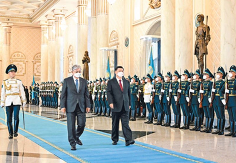 当地时间9月14日下午，国家主席习近平乘专机抵达努尔苏丹，开始对哈萨克斯坦共和国进行国事访问。托卡耶夫总统为习近平主席举行隆重欢迎仪式。这是习近平在托卡耶夫陪同下检阅仪仗队。.JPEG