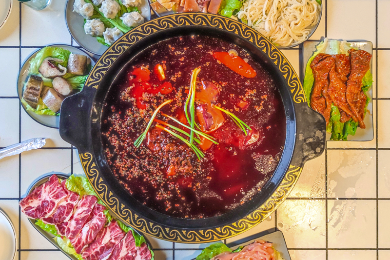 牛油、干海椒、干花椒是传统老火锅的“三宝”.png