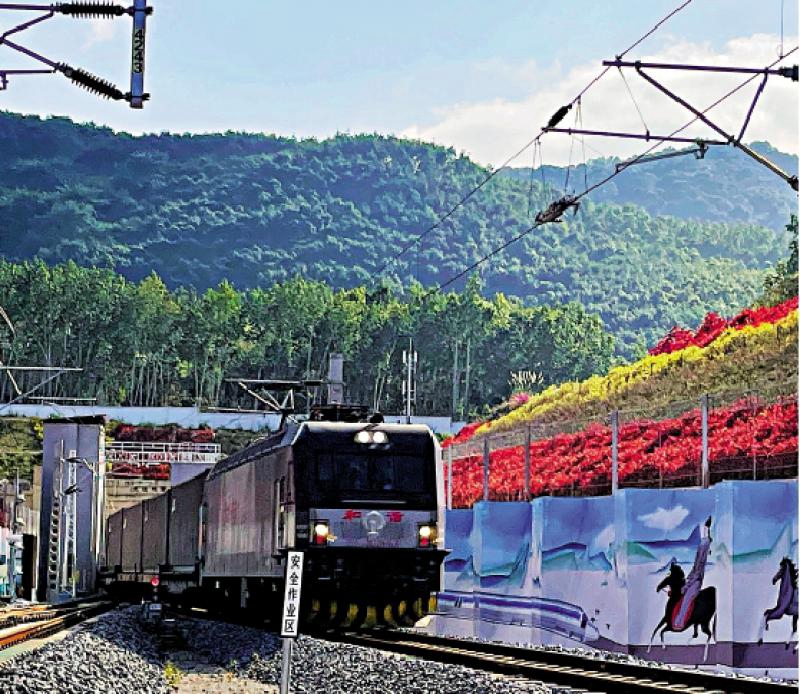 中老鐵路貨運迎高峰 首批「洋年貨」入境