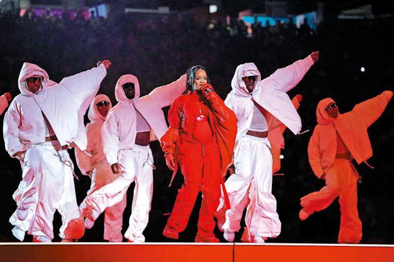 Rihanna「超級碗」中場表演 推特崩潰