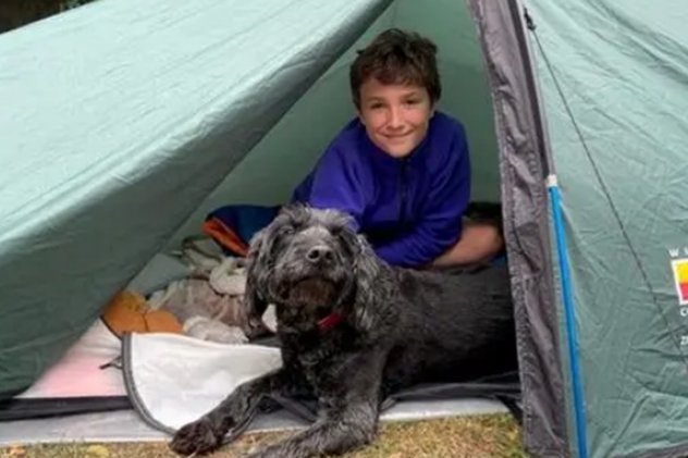 英媒：英國男孩為籌善款堅持花園露營3年，打破世界紀錄