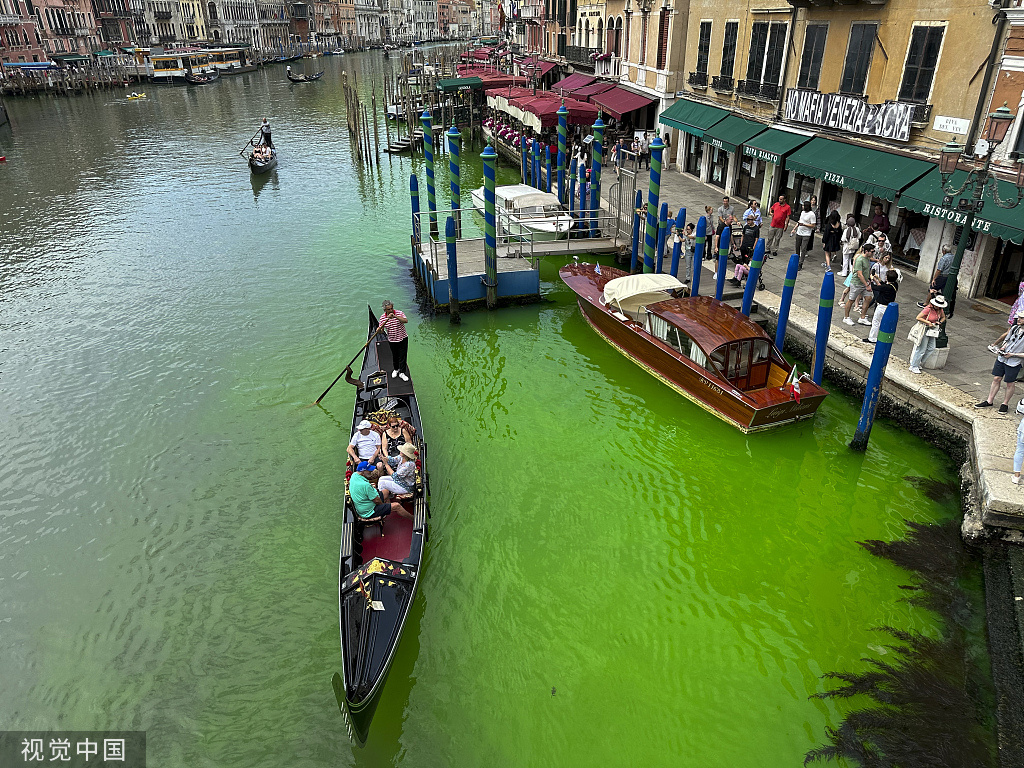 威尼斯運河水發出熒光綠，當地警方介入調查