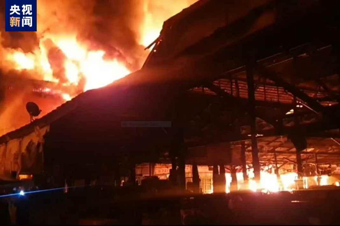 泰國百年商業區大火　10多棟房屋燒毀