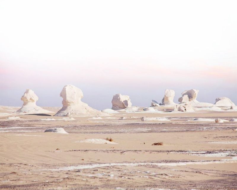 埃及黑白沙漠中形状各异的岩石.jpg