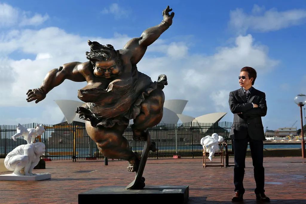 許鴻飛和他的肥女雕塑.jpg