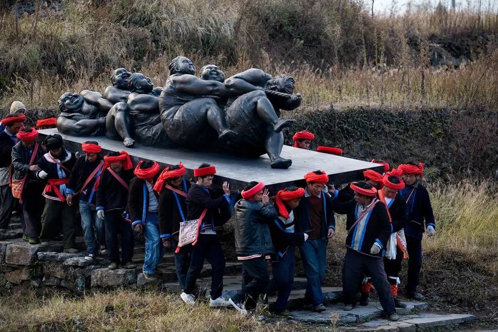 2009年11月許鴻飛的肥女雕塑來到連南瑤寨，村民們幫著抬雕塑1.jpg
