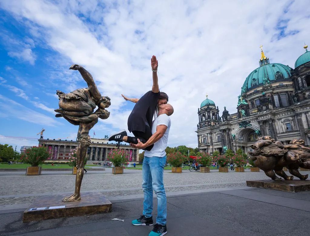 2015年許鴻飛雕塑世界巡展在德國柏林展出，市民們模仿肥女雕塑合影.jpg