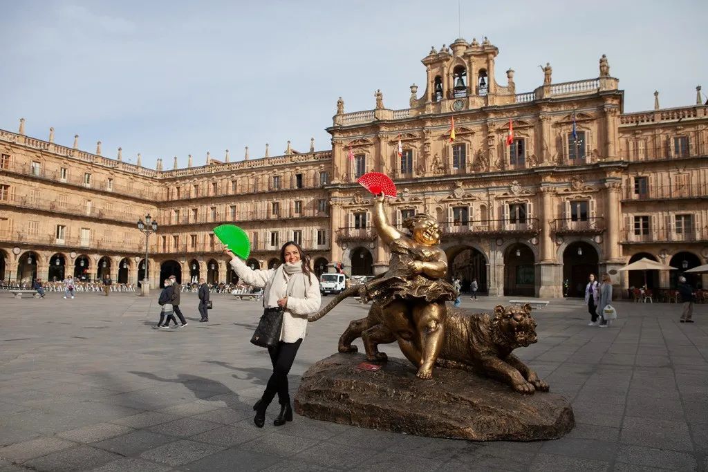 2022年春節，許鴻飛雕塑世界巡展第43站在西班牙薩拉曼卡展覽，當地市民與雕塑互動.jpg