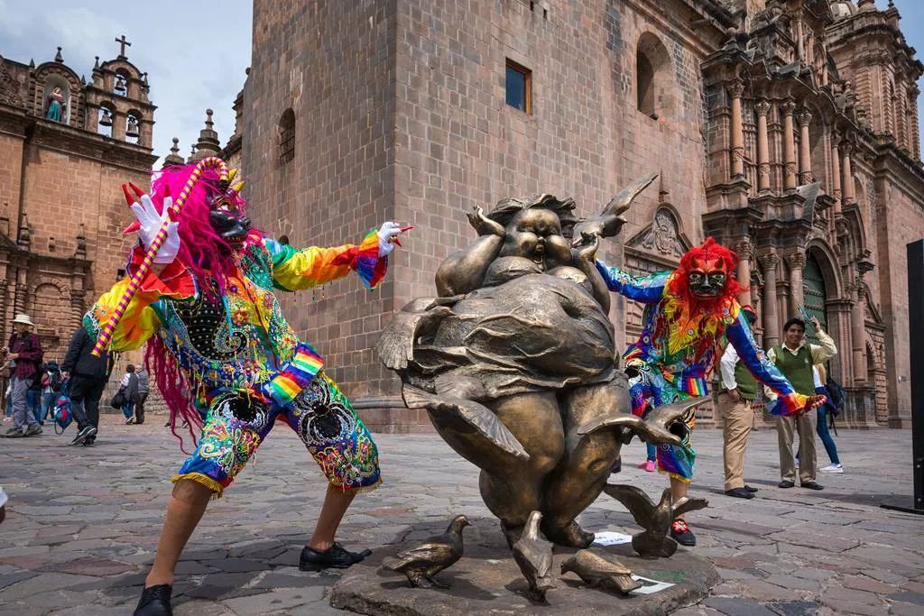 肥女雕塑在秘魯展出.jpg
